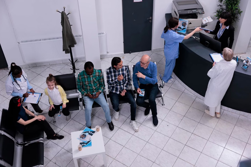 Persone in attesa agli sportelli